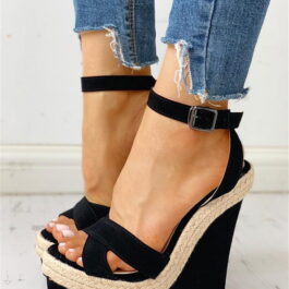 Czarne sandały na wysokim koturnie