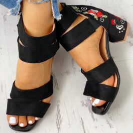 Sandały z haftem  2 kolory