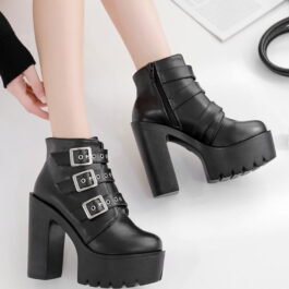 Czarne platformy z klamrami