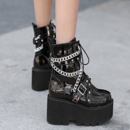 Botki lakierki z łańcuchami