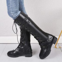 Sznurowane kozaki ze sprzączkami