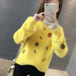 Mięciutki sweterek z haftem