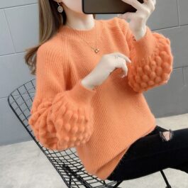 Sweterek z dekoracyjnym splotem na rękawach