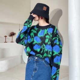 Luźny sweter w kwiaty