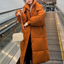 Ciepły płaszcz z kapturem