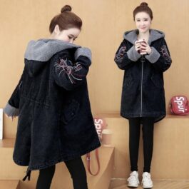 Kurtka Denim z haftem na rękawach