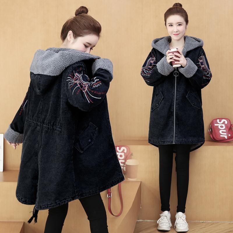 Kurtka Denim z haftem na rękawach