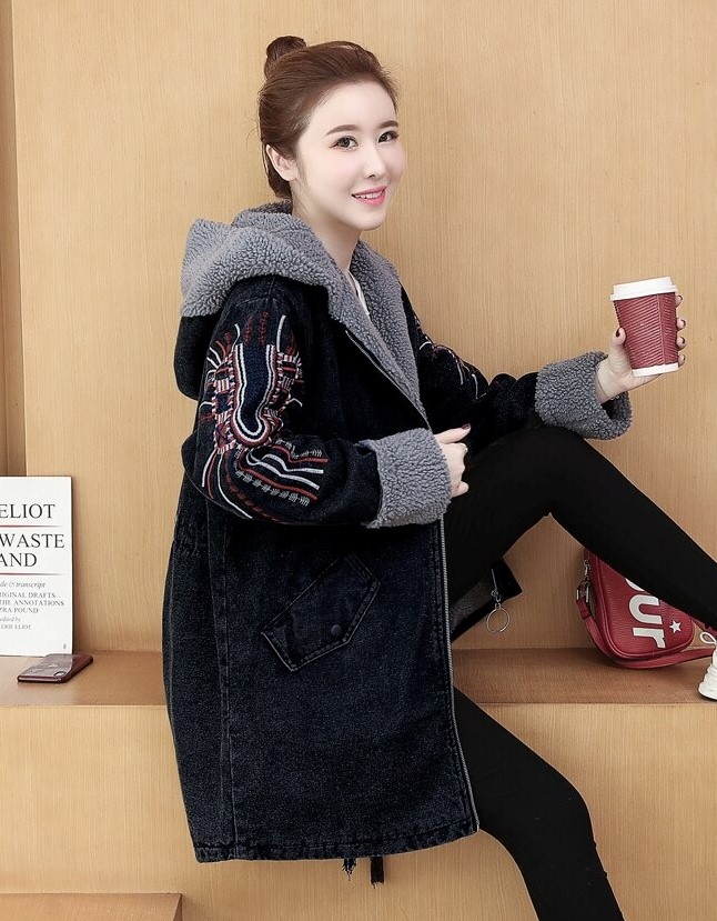 Kurtka Denim z haftem na rękawach - obrazek 3