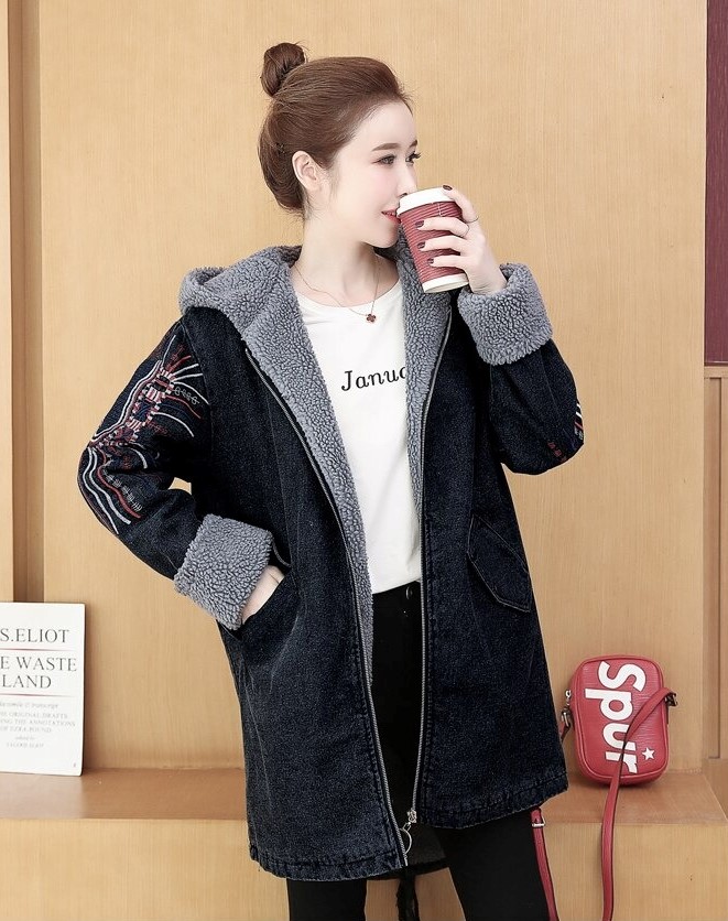 Kurtka Denim z haftem na rękawach - obrazek 4