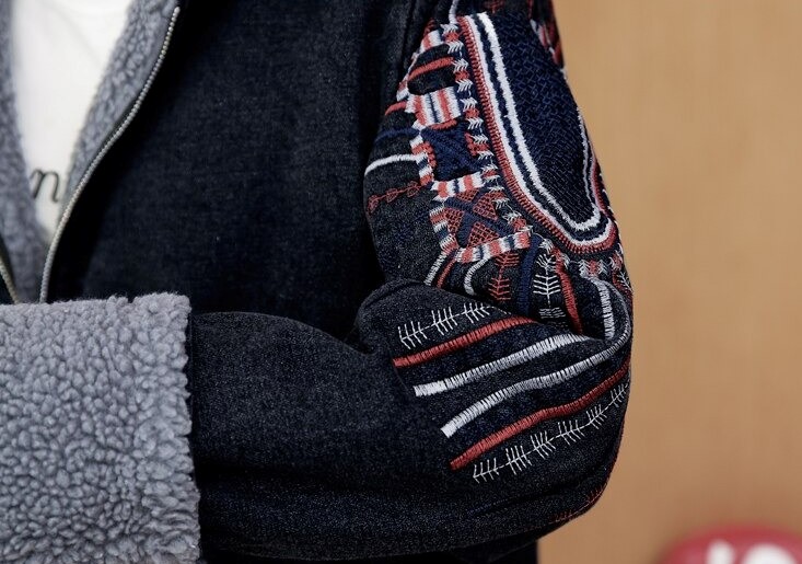 Kurtka Denim z haftem na rękawach - obrazek 10