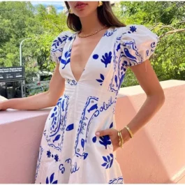 Długa sukienka z bufiastymi rękawkami i dekoltem V