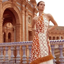 Asymetryczna sukienka z odkrytymi ramionami