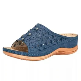 Ażurowe klapki na niskim koturnie