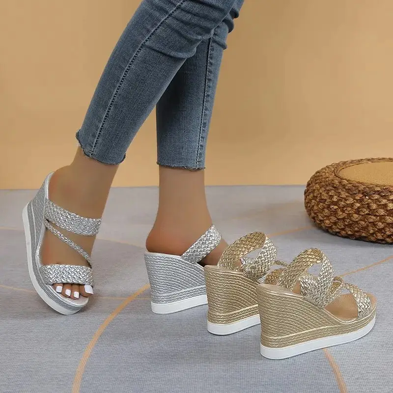 Eleganckie lekkie klapki na koturnie - obrazek 7