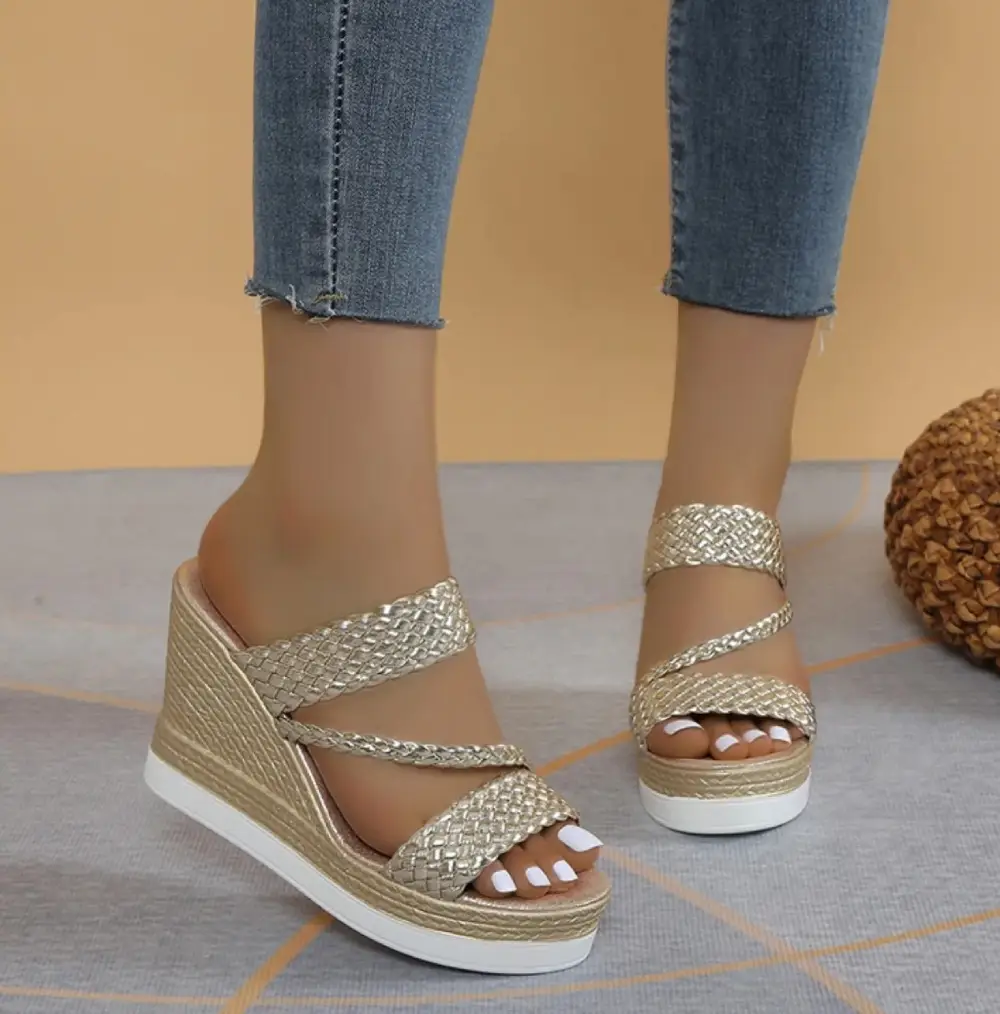 Eleganckie lekkie klapki na koturnie - obrazek 5