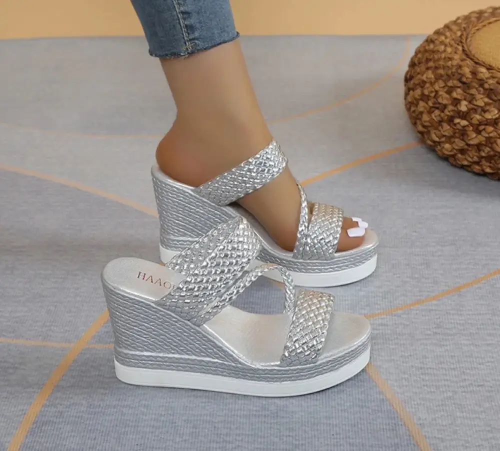 Eleganckie lekkie klapki na koturnie - obrazek 4