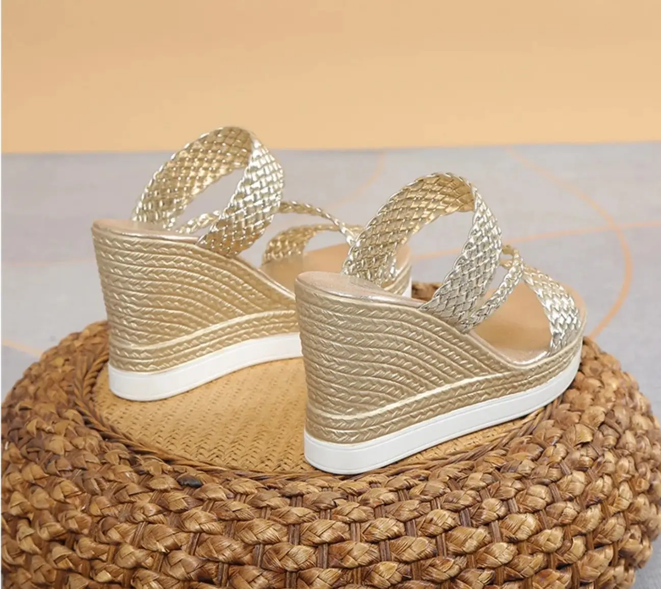 Eleganckie lekkie klapki na koturnie - obrazek 11