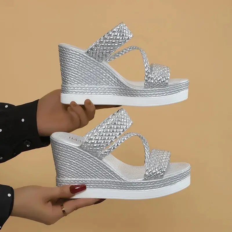 Eleganckie lekkie klapki na koturnie - obrazek 10