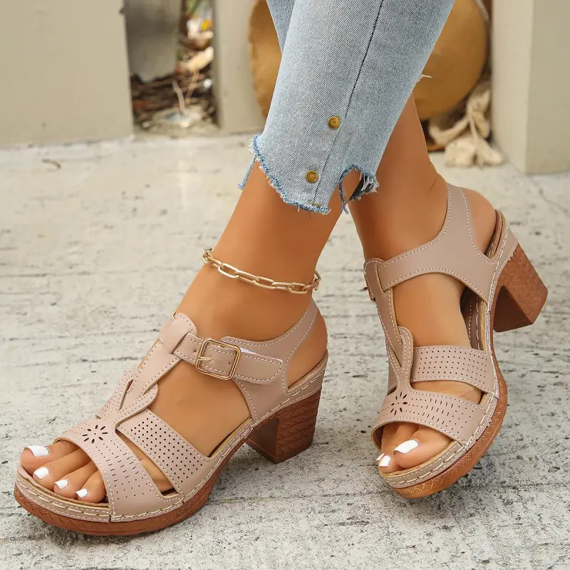 Ażurowe sandały na słupku