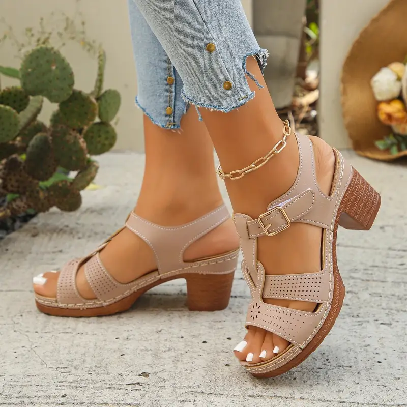 Ażurowe sandały na słupku - obrazek 3