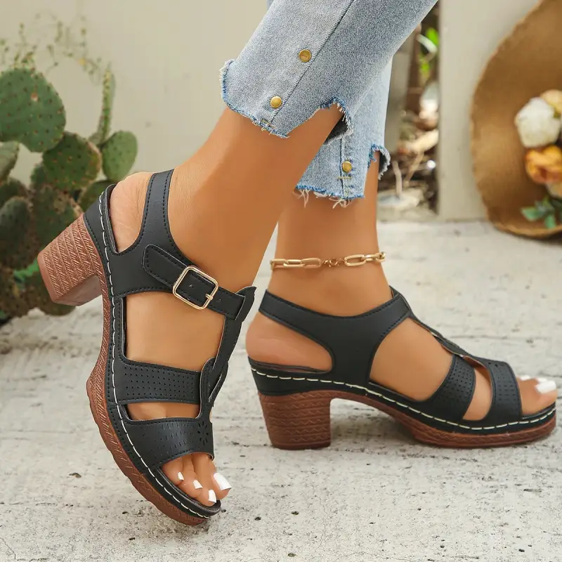 Ażurowe sandały na słupku - obrazek 4