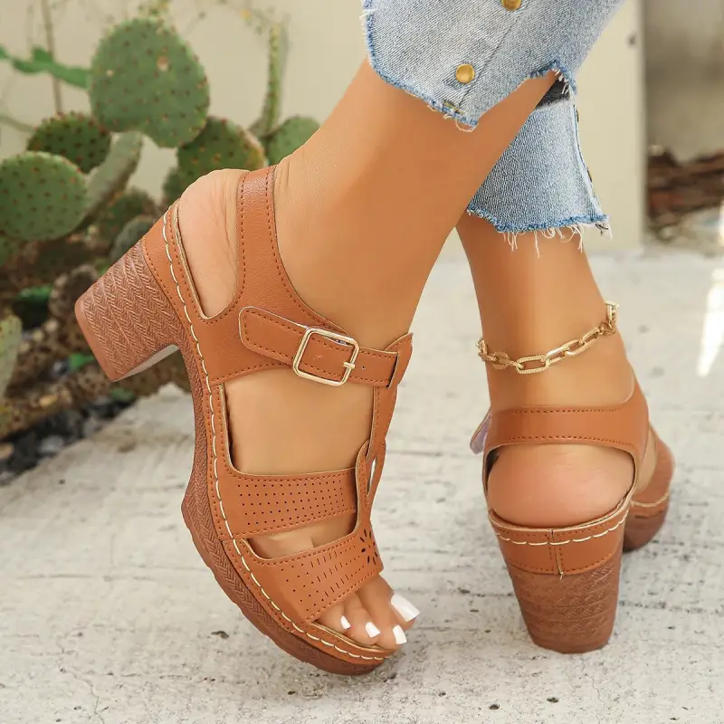 Ażurowe sandały na słupku - obrazek 8